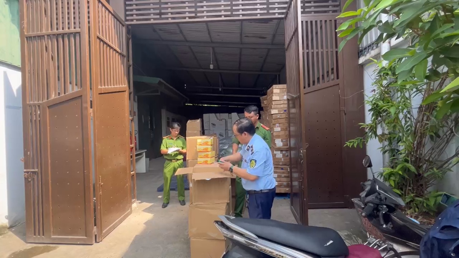 Lực lượng chức năng kiểm tra một kho chứa bánh trung thu tại Quận 12, TP. Hồ Chí Minh