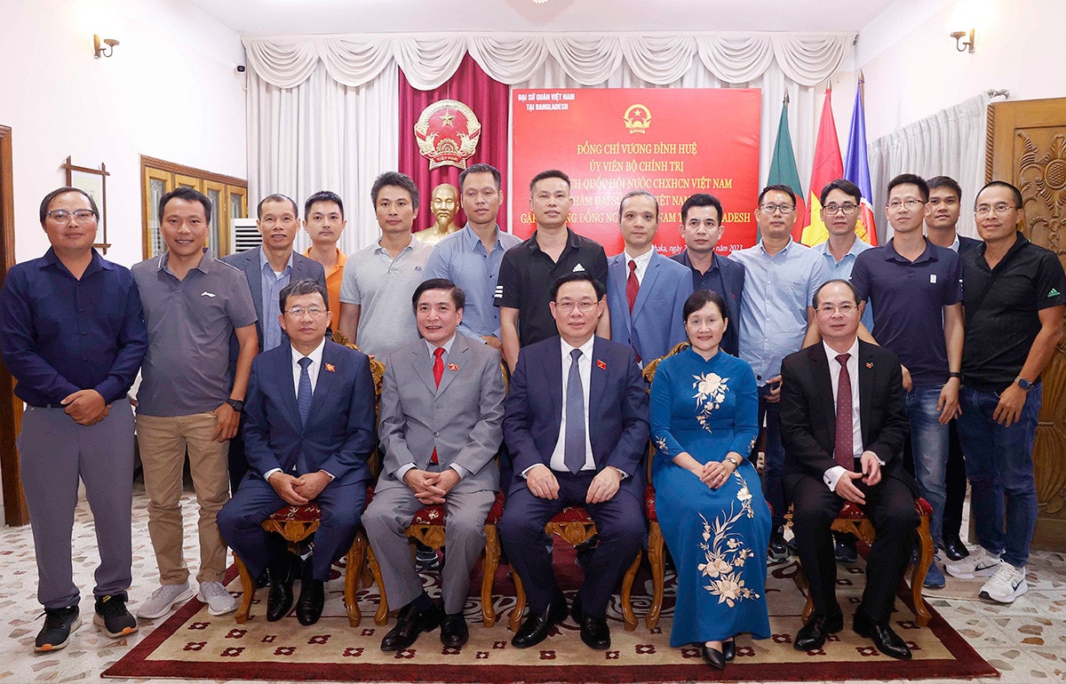 Chủ tịch Quốc hội Vương Đình Huệ gặp mặt cộng đồng người Việt Nam tại Bangladesh -3
