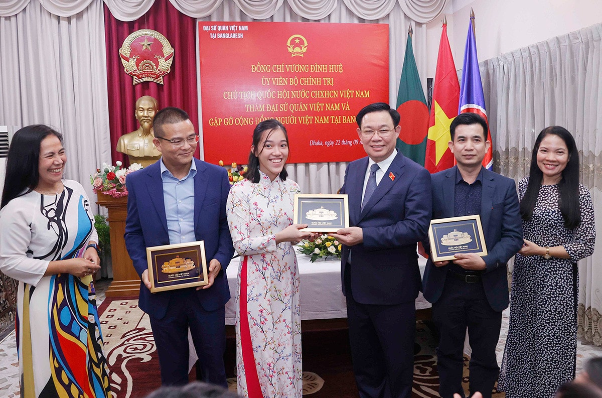 Chủ tịch Quốc hội Vương Đình Huệ gặp mặt cộng đồng người Việt Nam tại Bangladesh -2