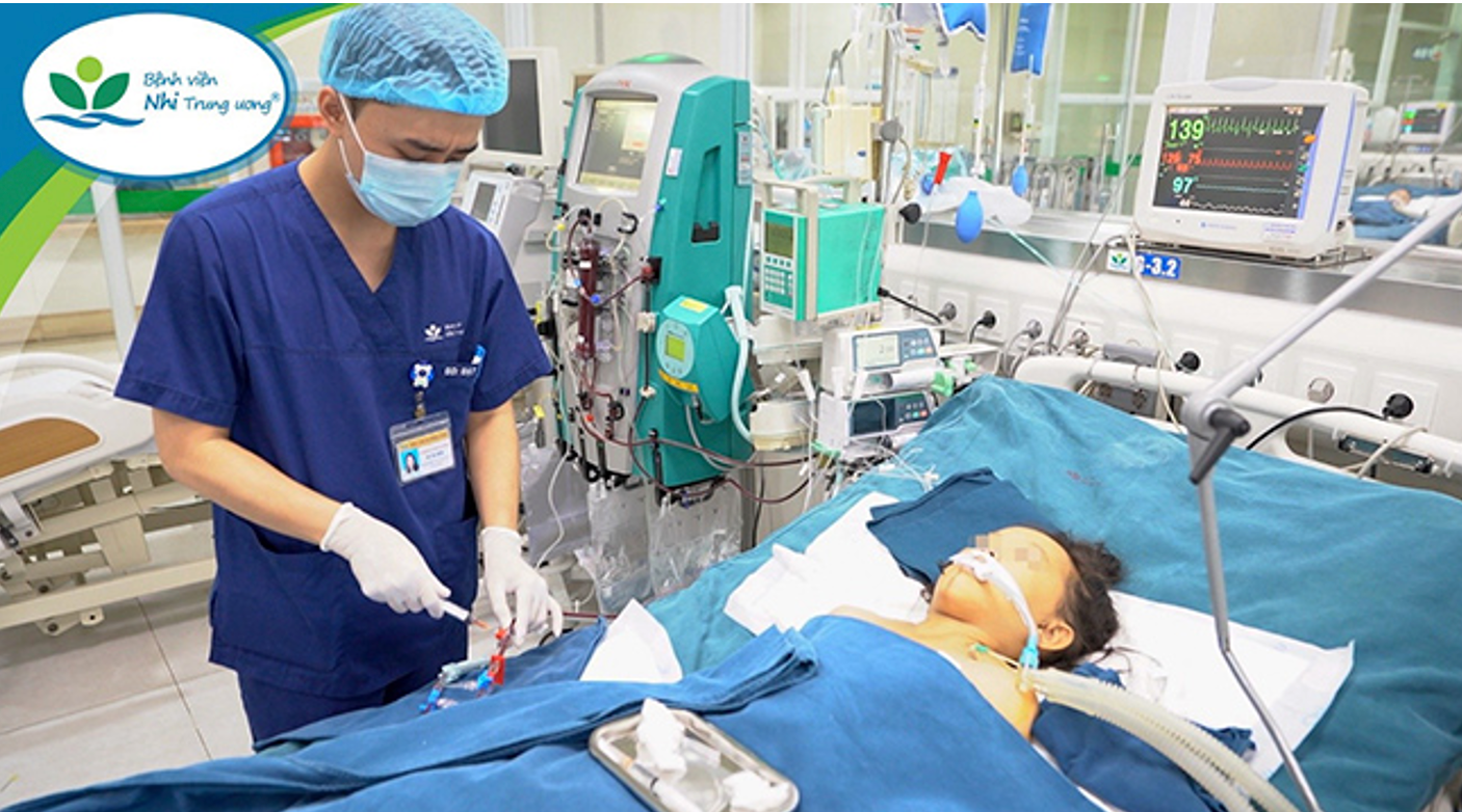 Bé trai bị suy đa tạng, tử vong vì gần 100 vết ong đốt toàn thân -0