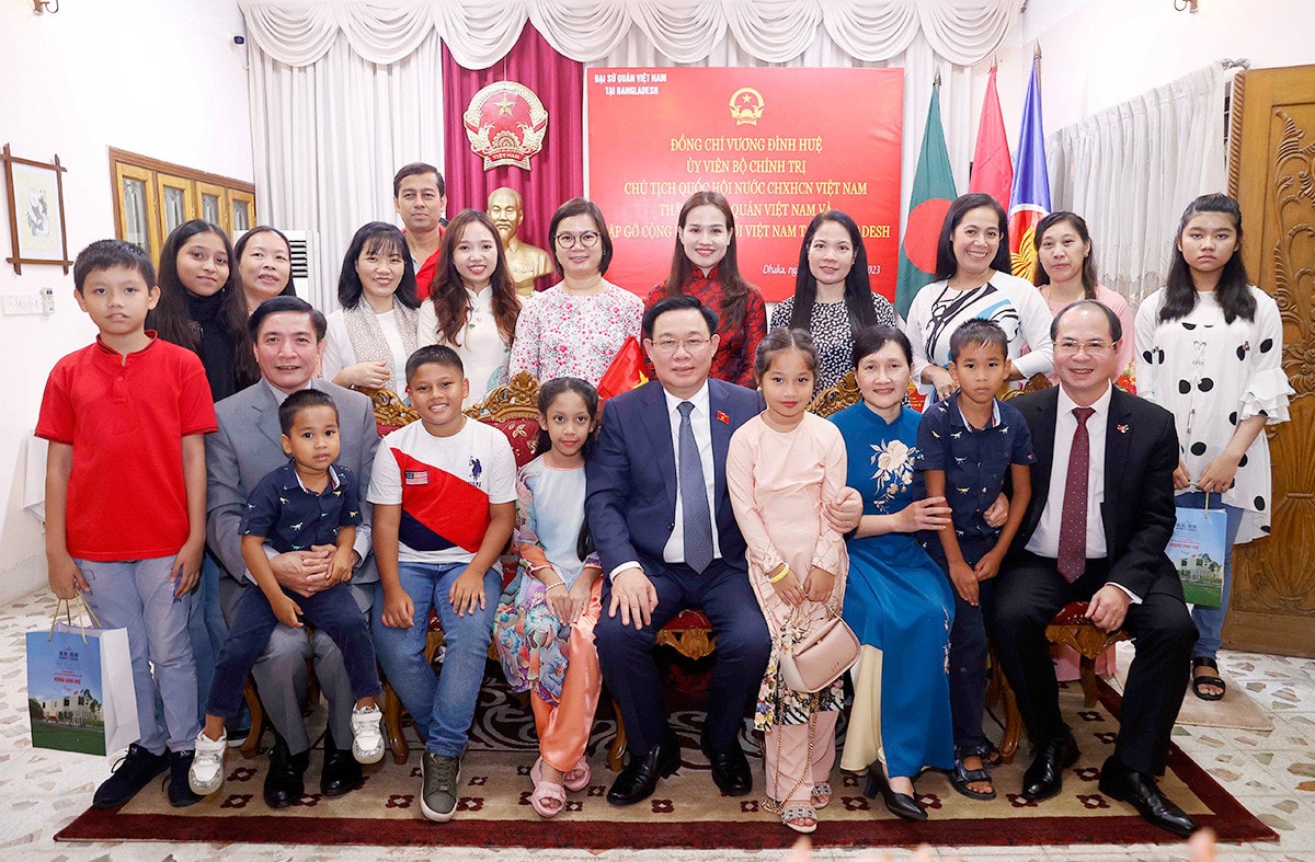 Chủ tịch Quốc hội Vương Đình Huệ gặp mặt cộng đồng người Việt Nam tại Bangladesh -5