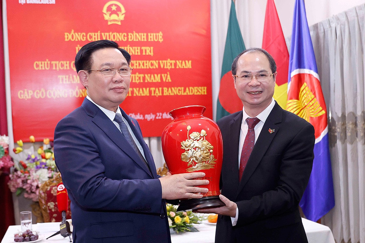 Chủ tịch Quốc hội Vương Đình Huệ gặp mặt cộng đồng người Việt Nam tại Bangladesh -1