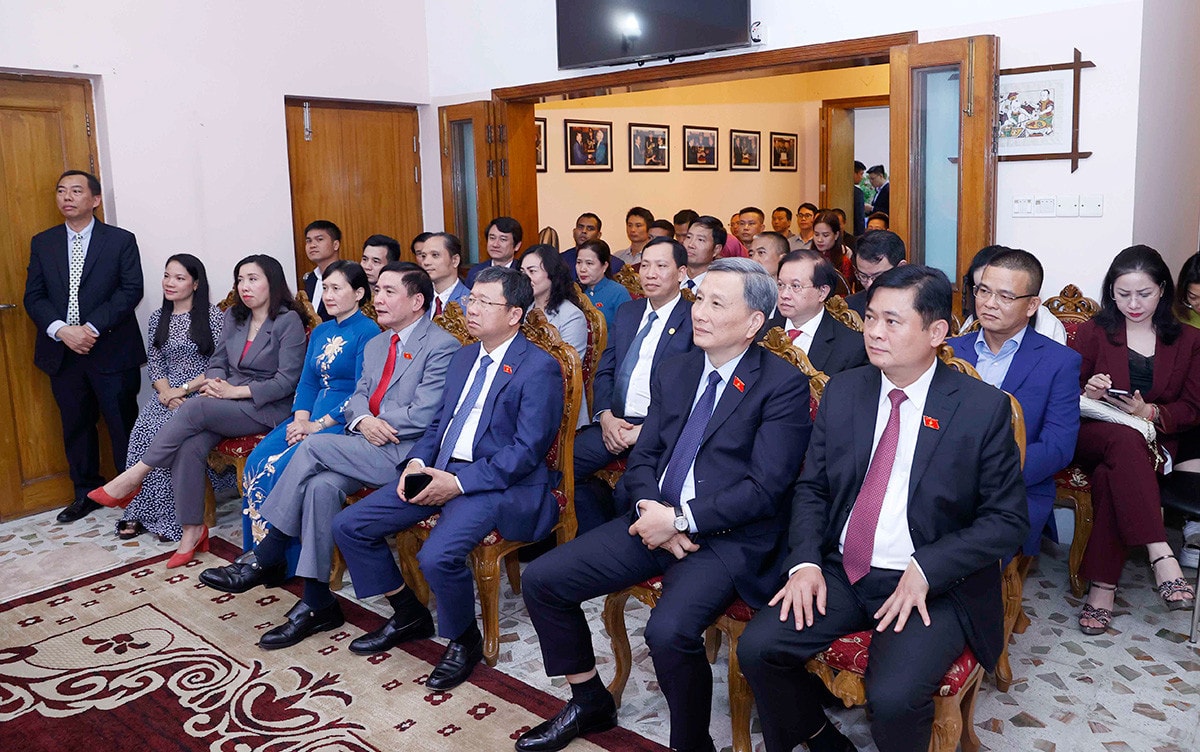 Chủ tịch Quốc hội Vương Đình Huệ gặp mặt cộng đồng người Việt Nam tại Bangladesh -6