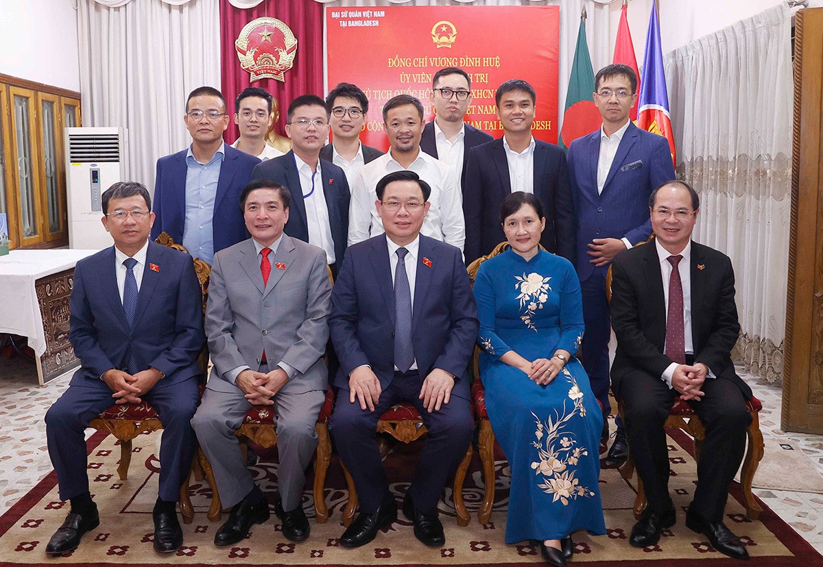 Chủ tịch Quốc hội Vương Đình Huệ gặp mặt cộng đồng người Việt Nam tại Bangladesh -4
