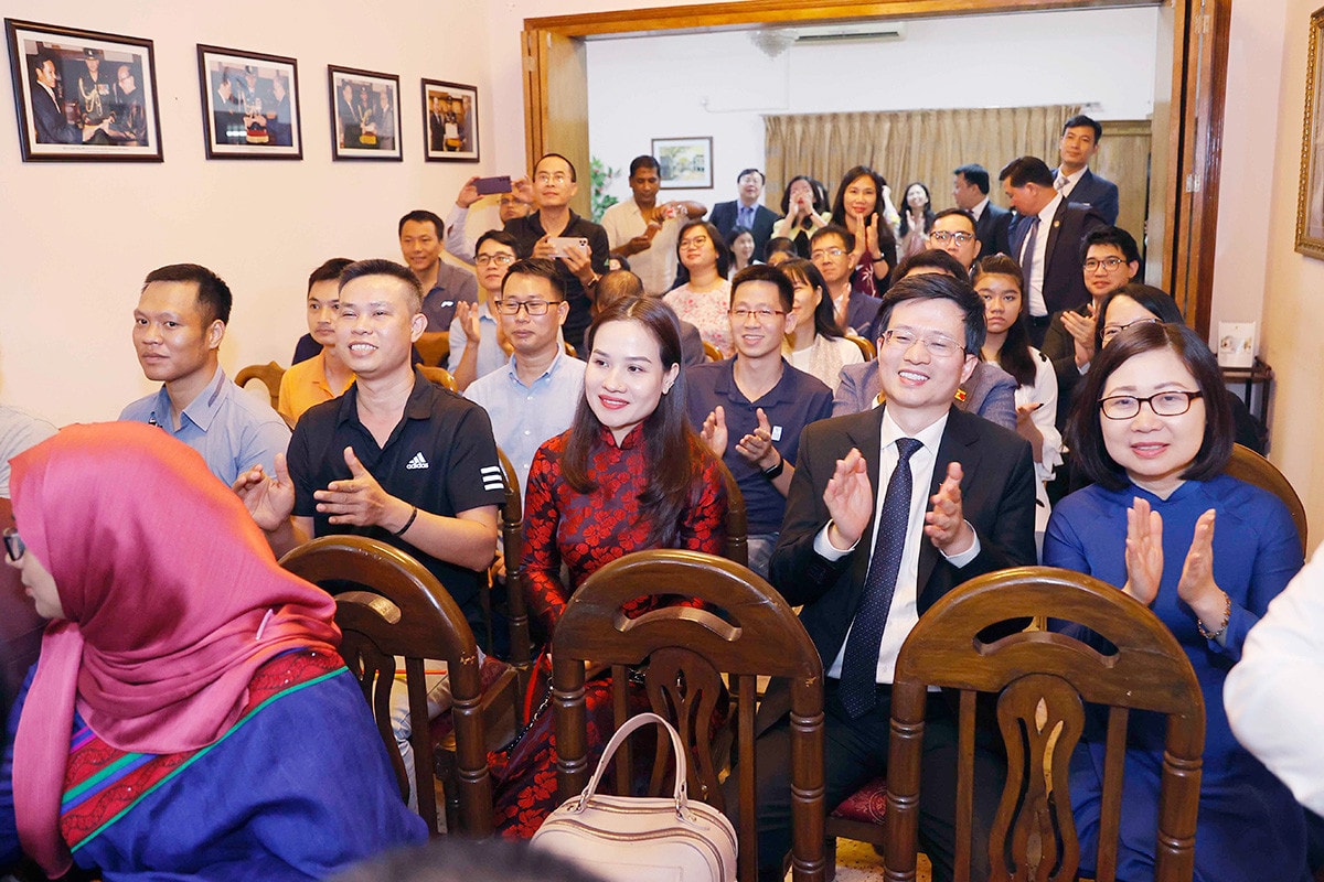 Chủ tịch Quốc hội Vương Đình Huệ gặp mặt cộng đồng người Việt Nam tại Bangladesh -7