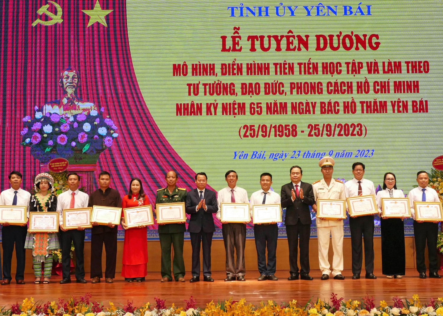 Học tập, làm theo Bác từ những điều bình dị, hàng ngày, làm cho tư tưởng, đạo đức, phong cách Hồ Chí Minh thực sự thấm sâu vào đời sống xã hội -0