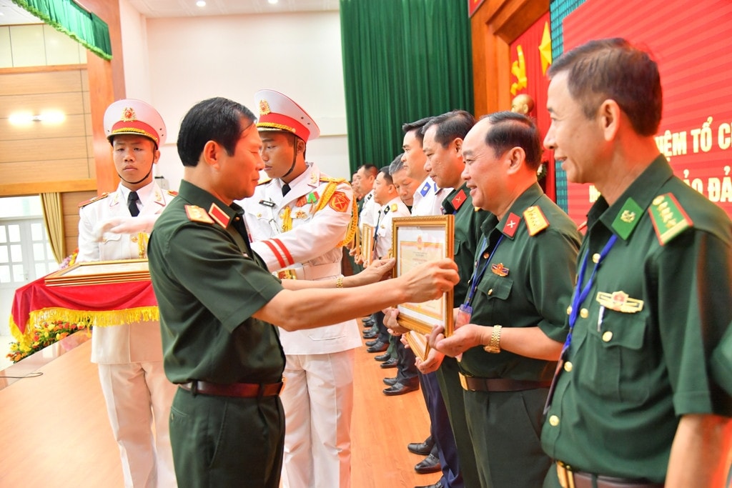 Thượng tướng Nguyễn Tân Cương, Uỷ viên Trung ương Đảng, Tổng Tham mưu trưởng QĐND Việt Nam, Thứ trưởng Bộ Quốc phòng trao thưởng cho những tập thể có thành tích xuất sắc trong hoạt động của Hải đội Dân quân thường trực. Hải đội dân quân thương trực trở thành tựa cho ngư dân vươn khơi bám biển