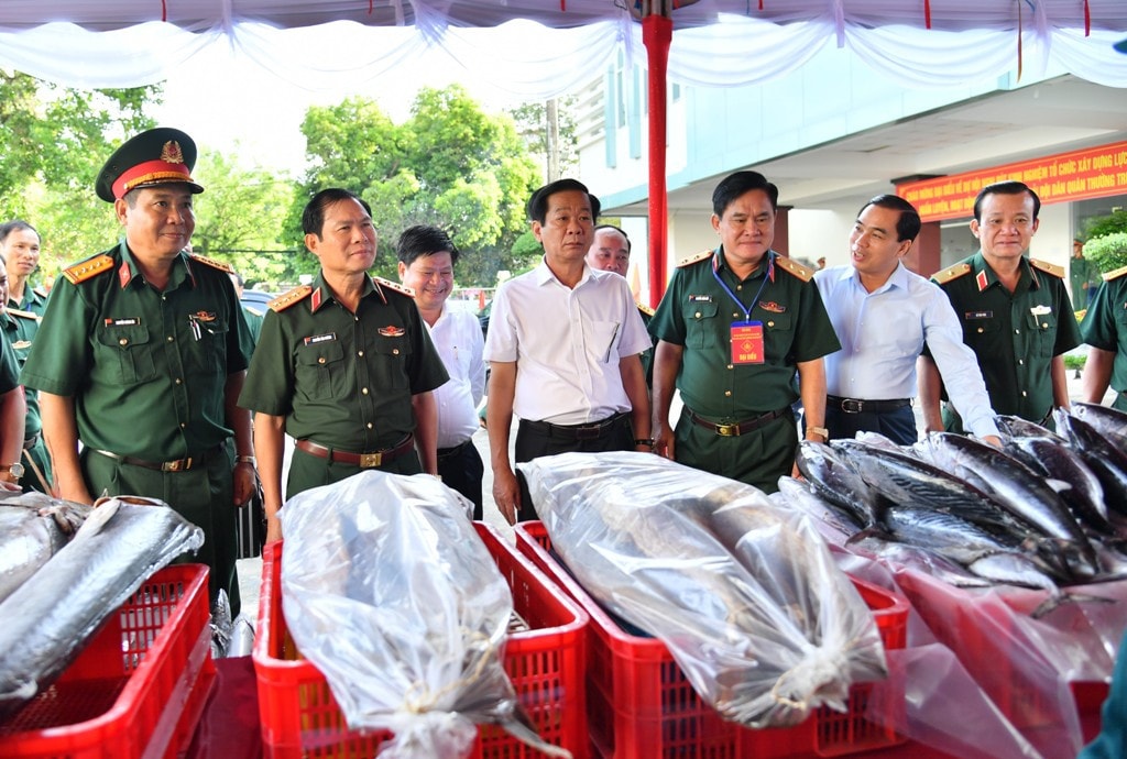 Ủy viên Trung ương Đảng, Bí thư Tỉnh ủy Kiên Giang, Đỗ Thanh Bình (áo trắng, thứ hai bên trái) và các đại biểu tham quan các sản phẩm do Hải đội dân quân thường trực tỉnh Kiên Giang đánh bắt trên biển (Phương Vũ). Hải đội dân quân thương trực trở thành tựa cho ngư dân vươn khơi bám biển