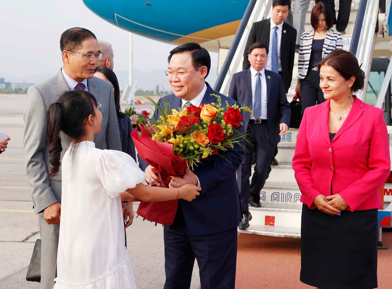 Chủ tịch Quốc hội Vương Đình Huệ đến Thủ đô Sofia, bắt đầu thăm chính thức Cộng hòa Bulgaria