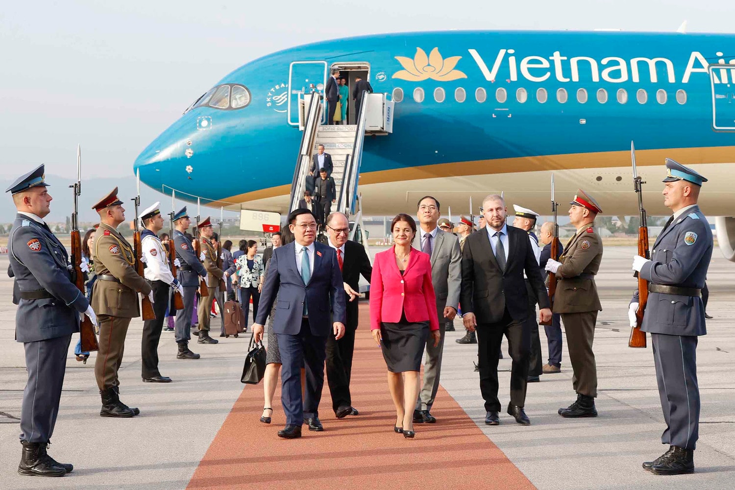 Chủ tịch Quốc hội Vương Đình Huệ đến Thủ đô Sofia, bắt đầu thăm chính thức Cộng hòa Bulgaria