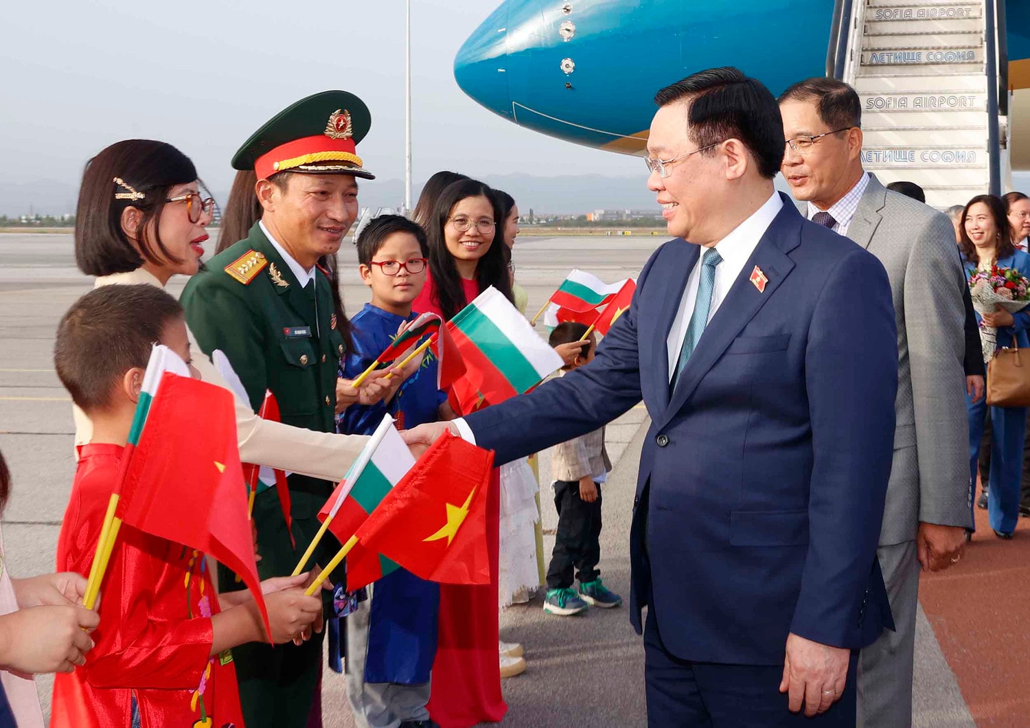 Chủ tịch Quốc hội Vương Đình Huệ đến Thủ đô Sofia, bắt đầu thăm chính thức Cộng hòa Bulgaria