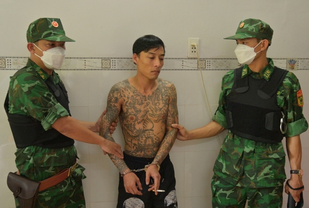 Đối tượng Nguyễn Hồ Ngọc Vinh và tang vật bị lực lượng Biên phòng bắt giữ (Ảnh Tiến Vinh). Bộ đội Biên phòng Kiên Giang phá thành công chuyên án mua bán vũ khí quân dụng