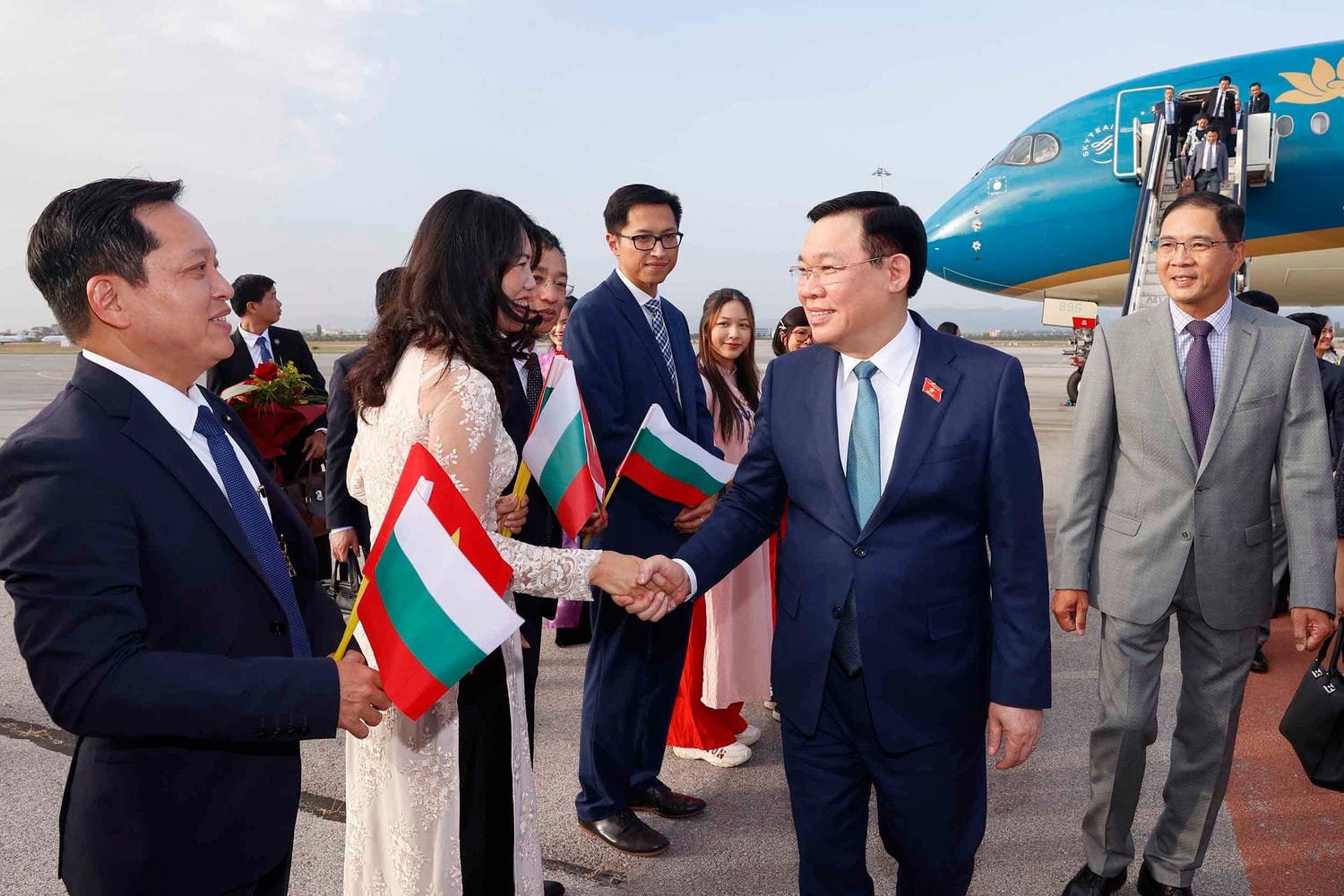 Chủ tịch Quốc hội Vương Đình Huệ đến Thủ đô Sofia, bắt đầu thăm chính thức Cộng hòa Bulgaria