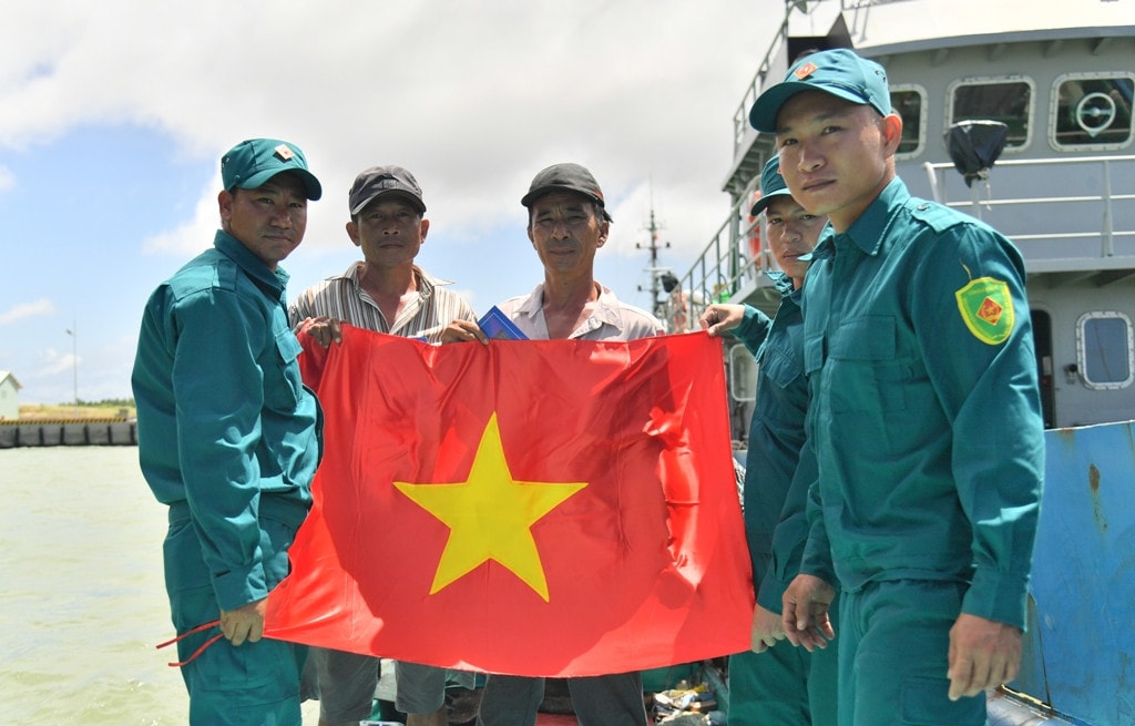 Hải đội dân quân thương trực trở thành tựa cho ngư dân vươn khơi bám biển (Ảnh: Phương Vũ). Hải đội dân quân thương trực trở thành tựa cho ngư dân vươn khơi bám biển