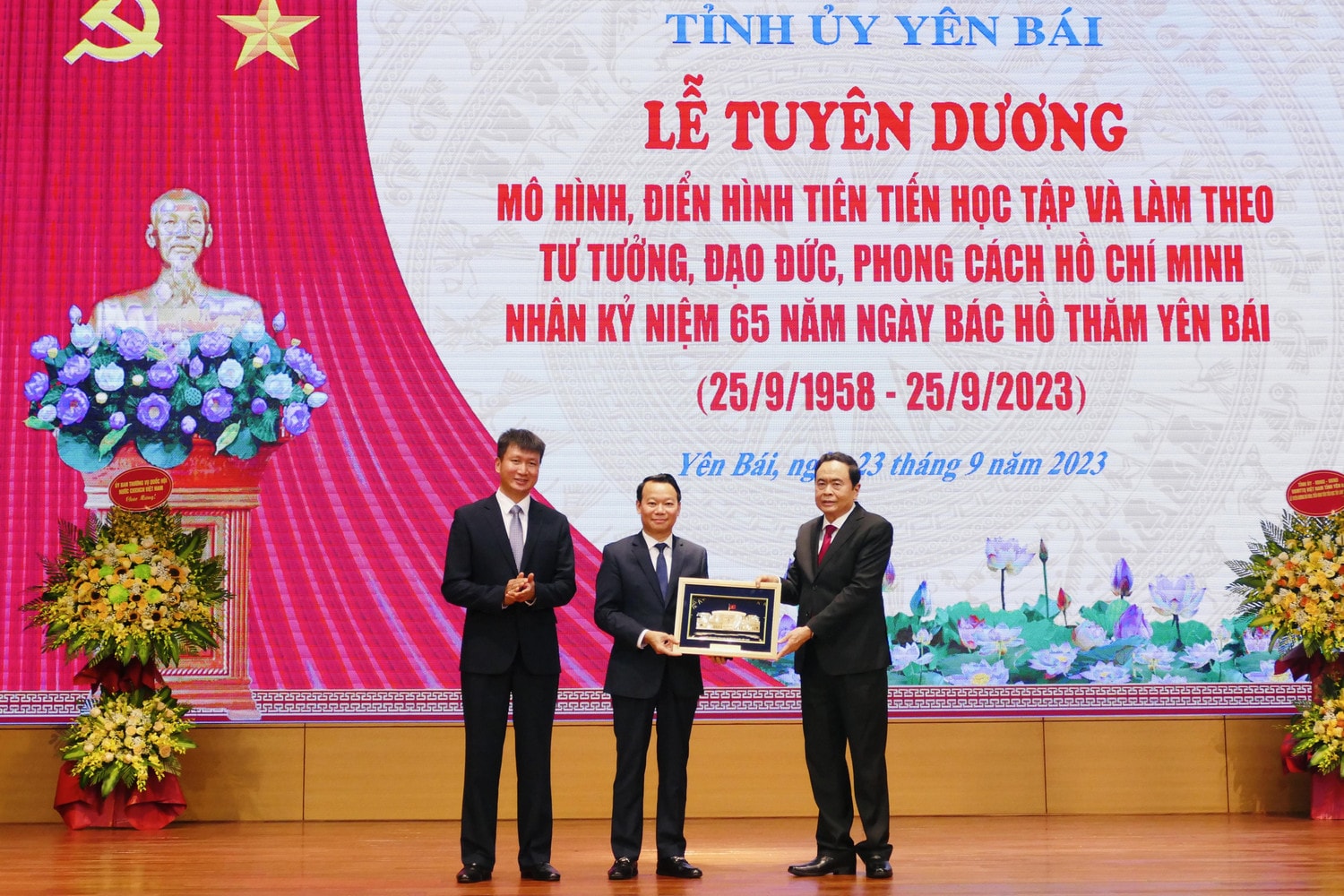 Học tập, làm theo Bác từ những điều bình dị, hàng ngày, làm cho tư tưởng, đạo đức, phong cách Hồ Chí Minh thực sự thấm sâu vào đời sống xã hội -0