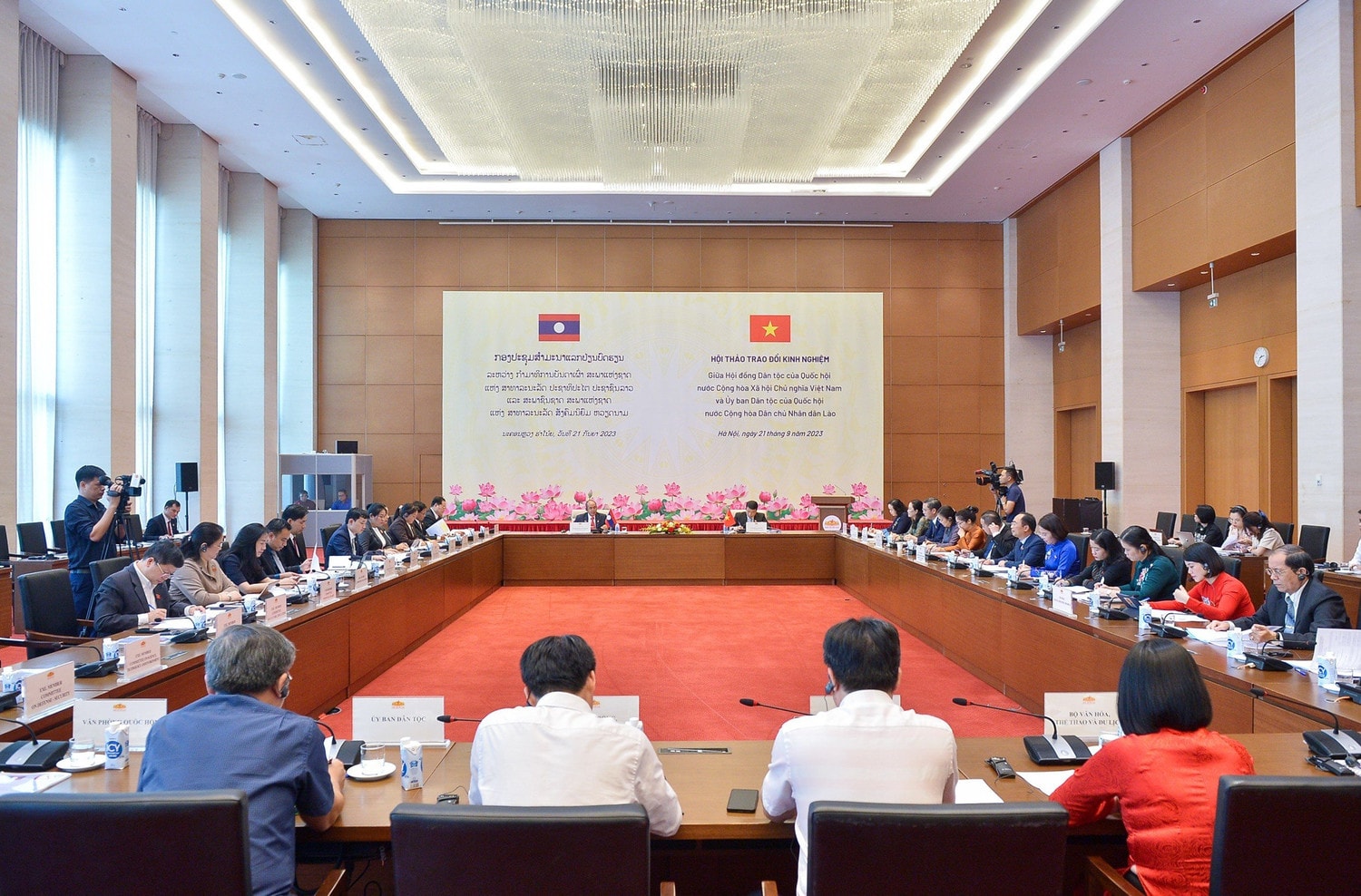 Hội thảo trao đổi kinh nghiệm giữa Hội đồng Dân tộc và Ủy ban Dân tộc Quốc hội Lào chiều 21.9