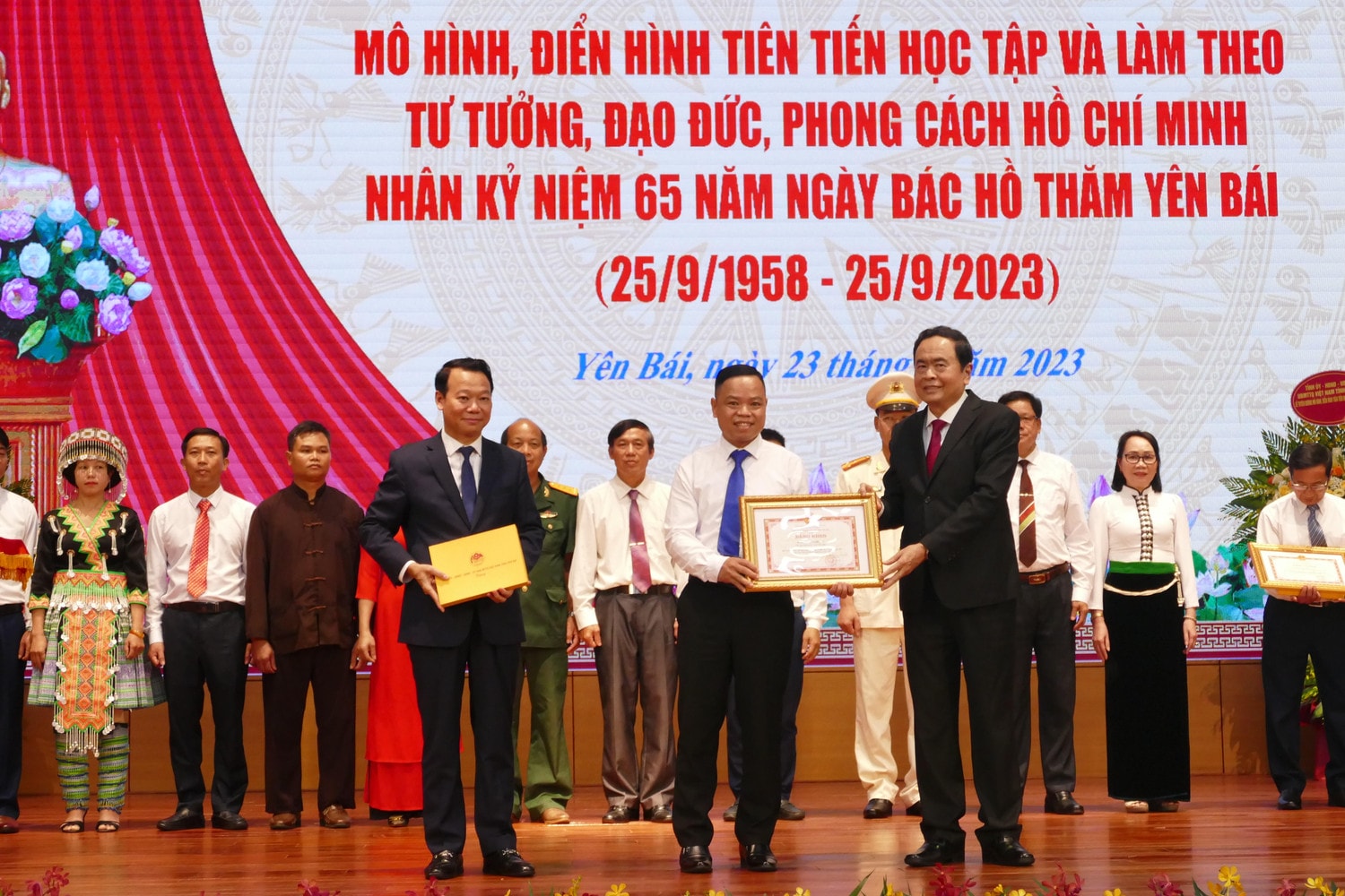 Học tập, làm theo Bác từ những điều bình dị, hàng ngày, làm cho tư tưởng, đạo đức, phong cách Hồ Chí Minh thực sự thấm sâu vào đời sống xã hội -0