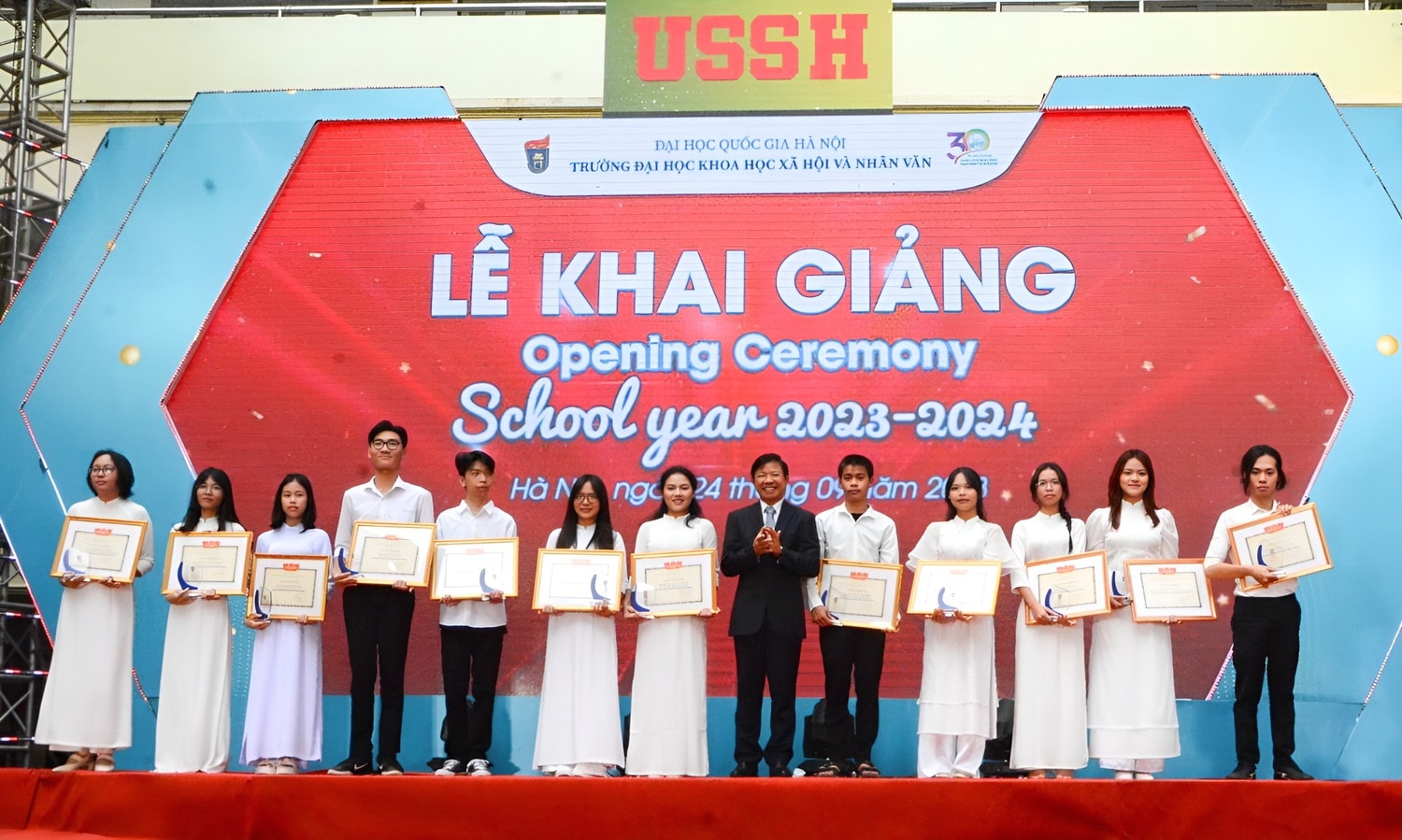 Trường Đại học Khoa học Xã hội và Nhân văn tổ chức Lễ khai giảng cho hơn 2000 tân sinh viên -0