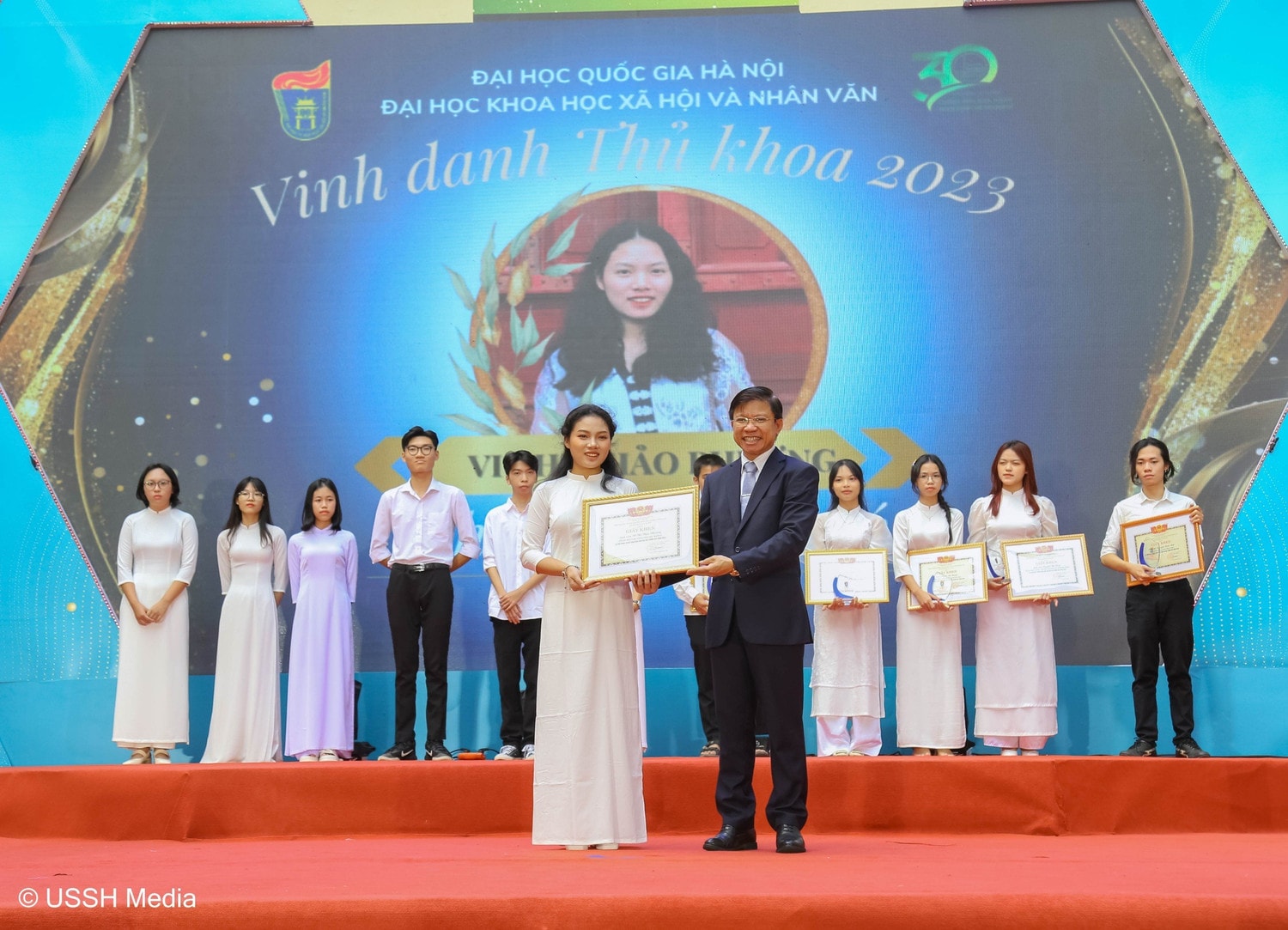 Hơn 2.000 tân sinh viên Trường ĐH Khoa học Xã hội và Nhân văn rộn ràng dự Lễ khai giảng -0