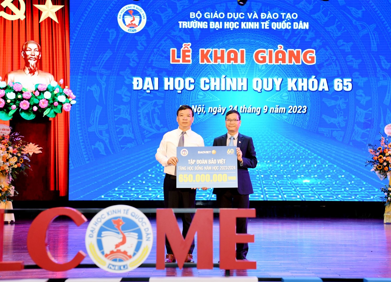 Hiệu trưởng Trường ĐH Kinh tế Quốc dân mong sinh viên ước mơ, hành động với tư duy công dân toàn cầu -4
