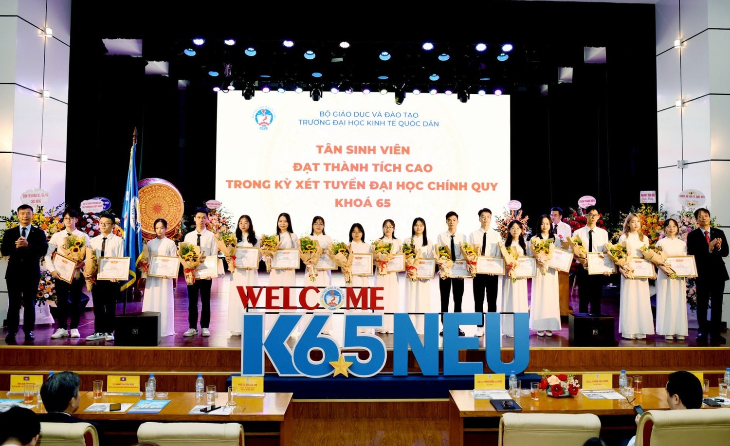 Hiệu trưởng Trường ĐH Kinh tế Quốc dân mong sinh viên ước mơ, hành động với tư duy công dân toàn cầu -3