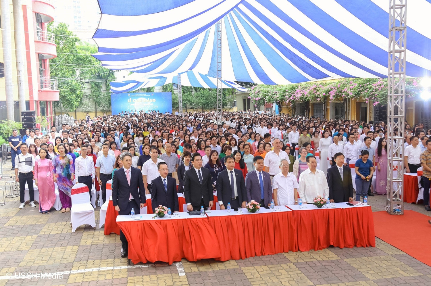 Hơn 2.000 tân sinh viên Trường ĐH Khoa học Xã hội và Nhân văn rộn ràng dự Lễ khai giảng -0