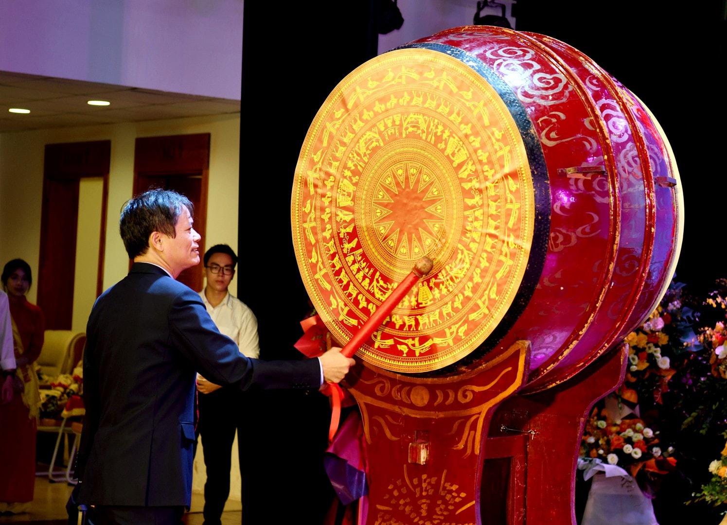 Hiệu trưởng Trường ĐH Kinh tế Quốc dân mong tân sinh viên hãy ước mơ, hành động với tư duy công dân toàn cầu ảnh 4 Hiệu trưởng Trường ĐH Kinh tế Quốc dân mong sinh viên ước mơ, hành động với tư duy công dân toàn cầu -0