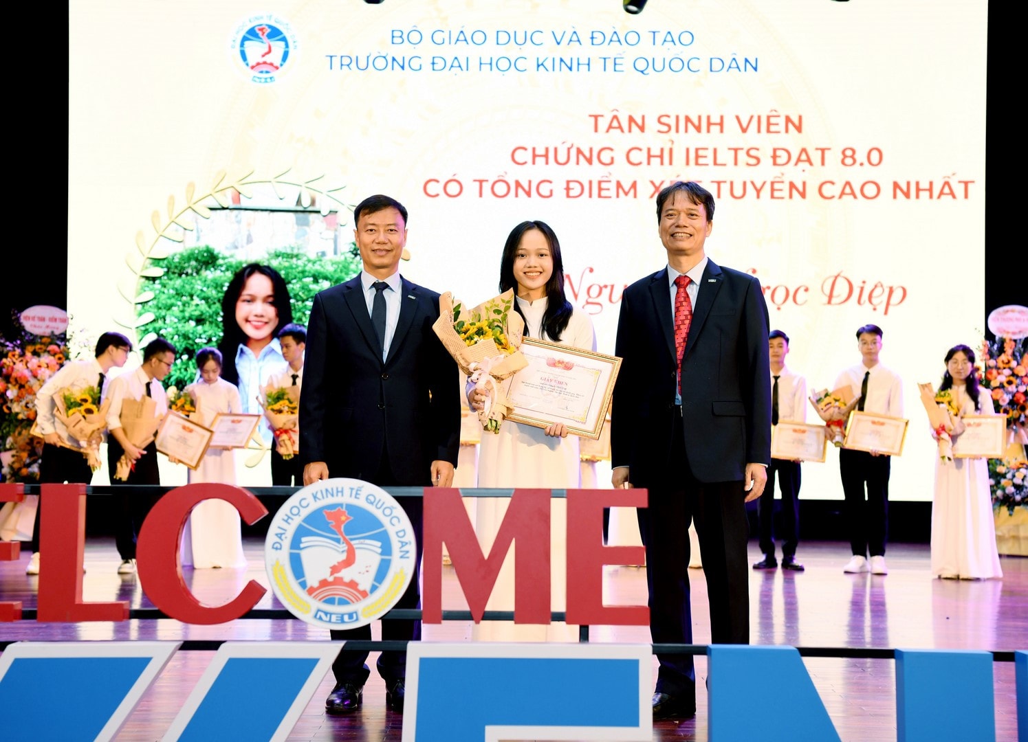 PGS.TS Bùi Đức Thọ, Chủ tịch Hội đồng trường và GS.TS Phạm Hồng Chương, Hiệu trưởng nhà trường trao bằng khen cho tân sinh viên đạt thành tích xuất sắc trong kỳ xét tuyển đại học khoá 65 Hiệu trưởng Trường ĐH Kinh tế Quốc dân mong sinh viên ước mơ, hành động với tư duy công dân toàn cầu -0