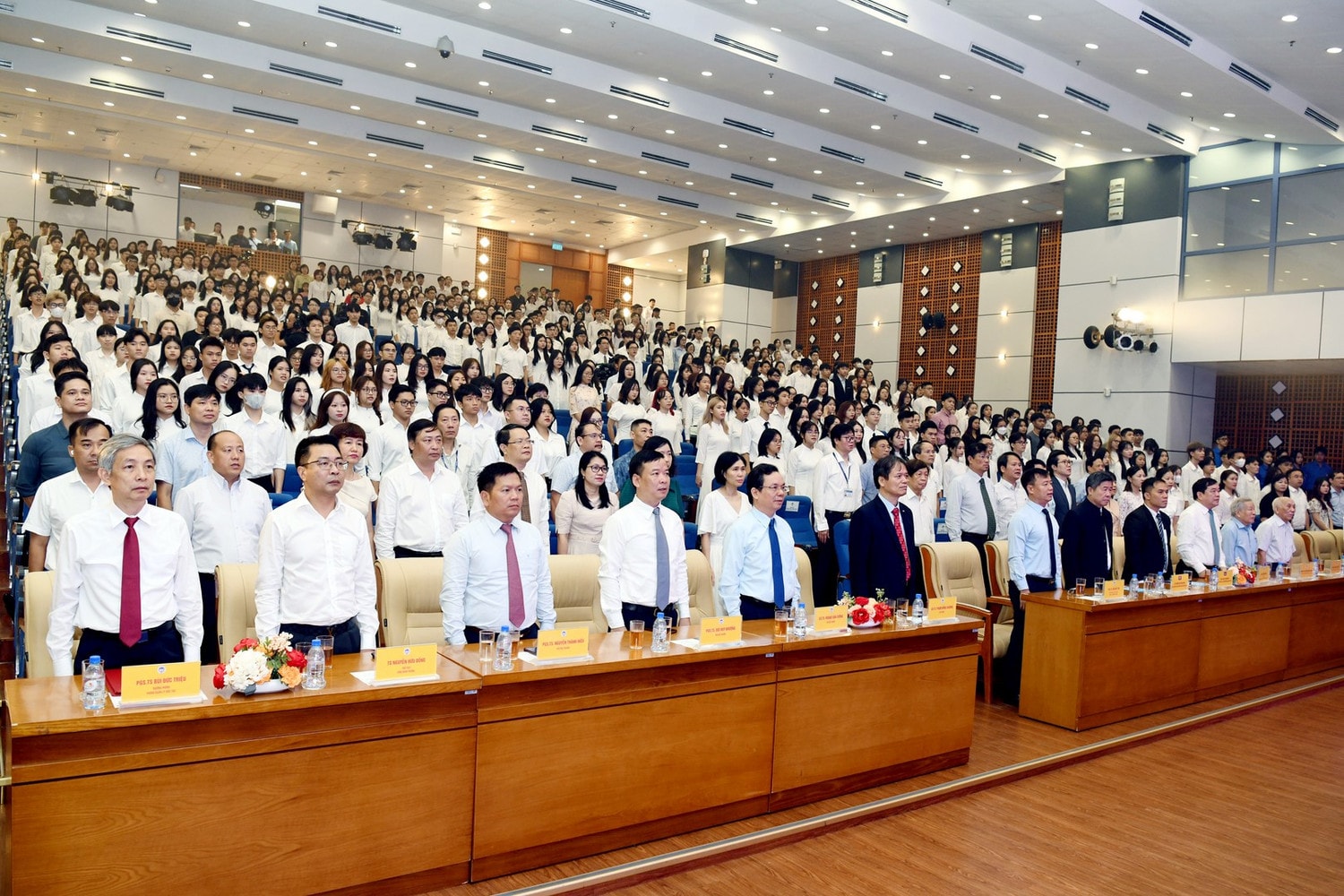 Hiệu trưởng Trường ĐH Kinh tế Quốc dân mong sinh viên ước mơ, hành động với tư duy công dân toàn cầu -7