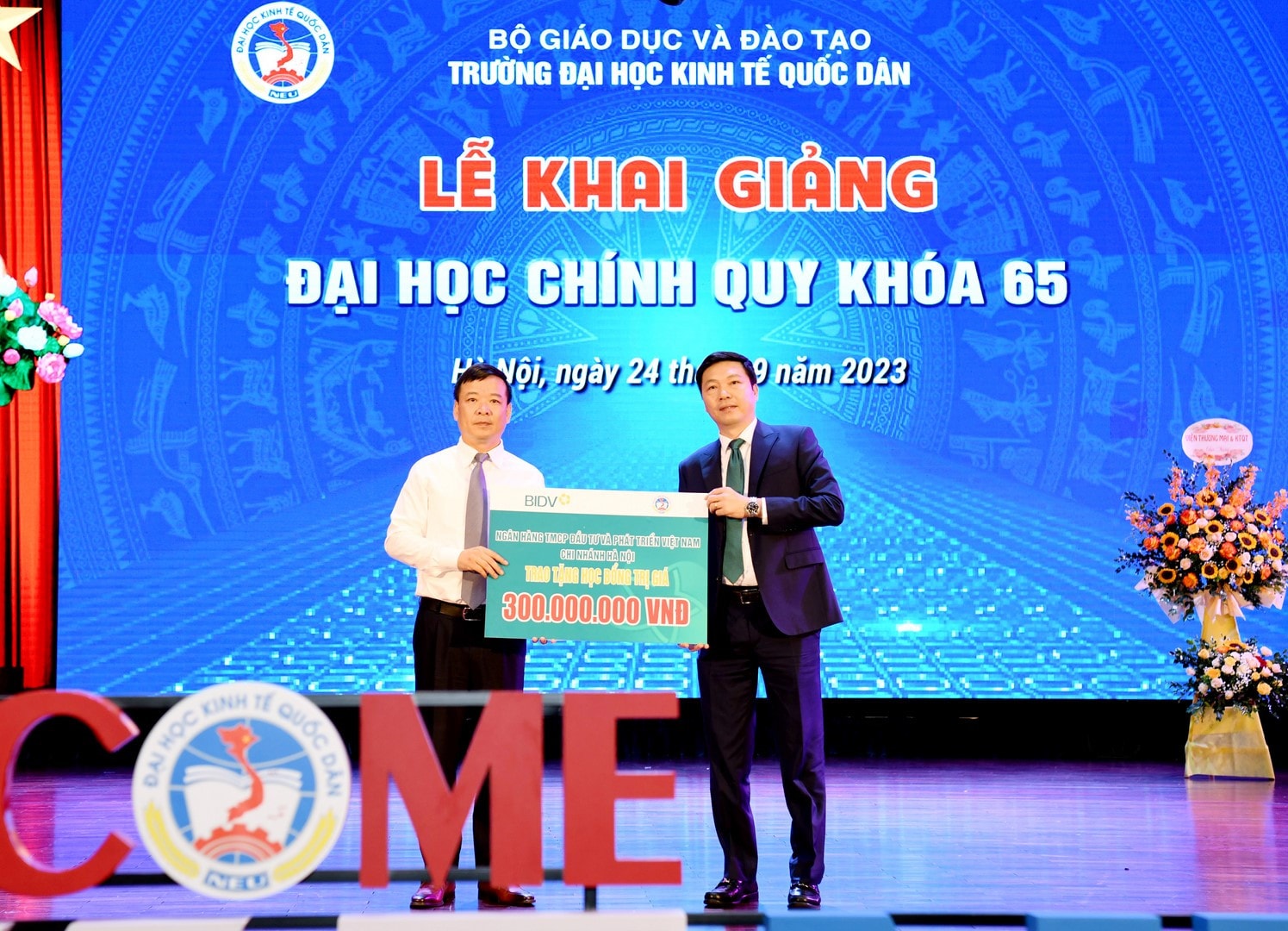 Hiệu trưởng Trường ĐH Kinh tế Quốc dân mong sinh viên ước mơ, hành động với tư duy công dân toàn cầu -5