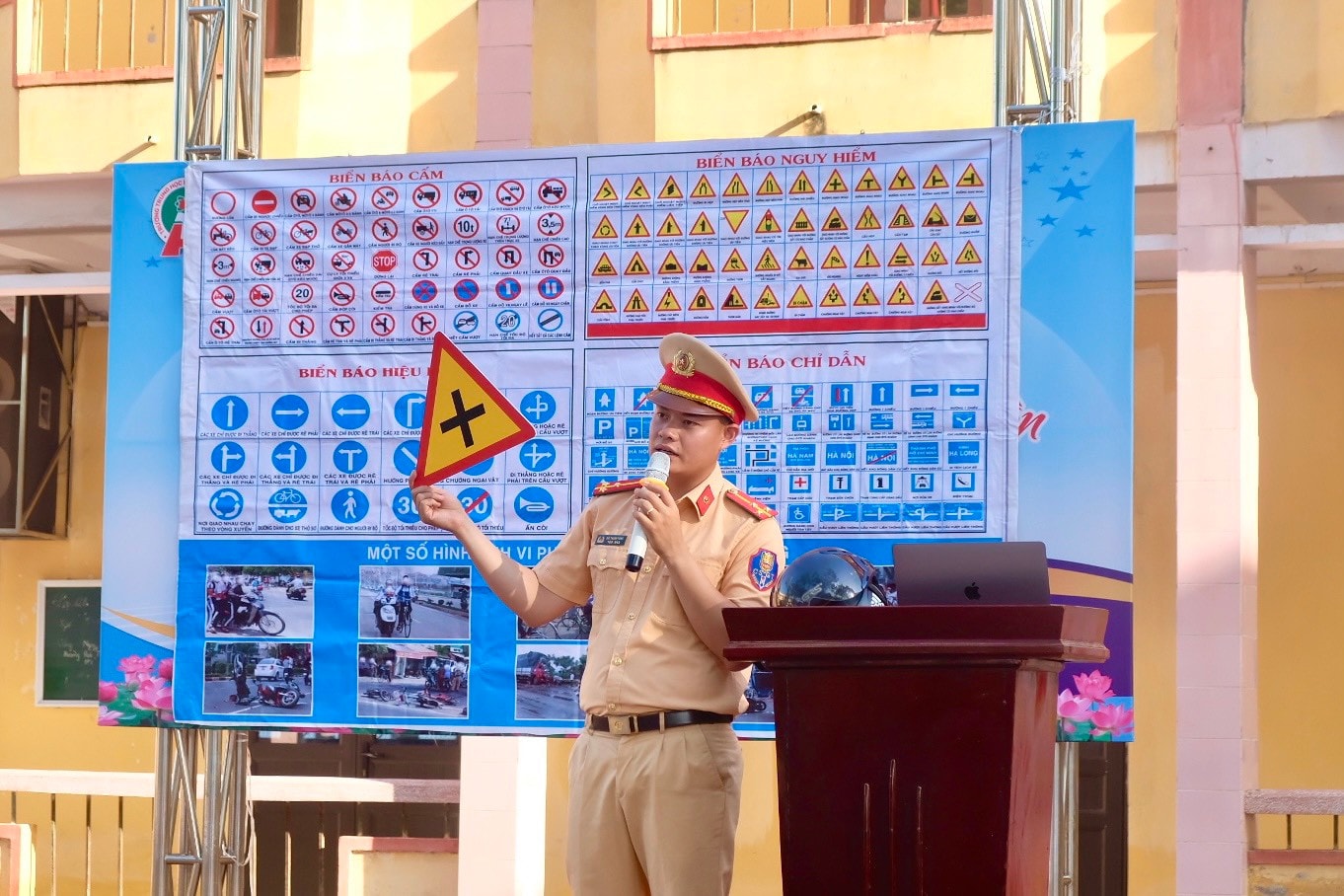 Đẩy mạnh thực hiện mô hình “Cổng trường an toàn giao thông
