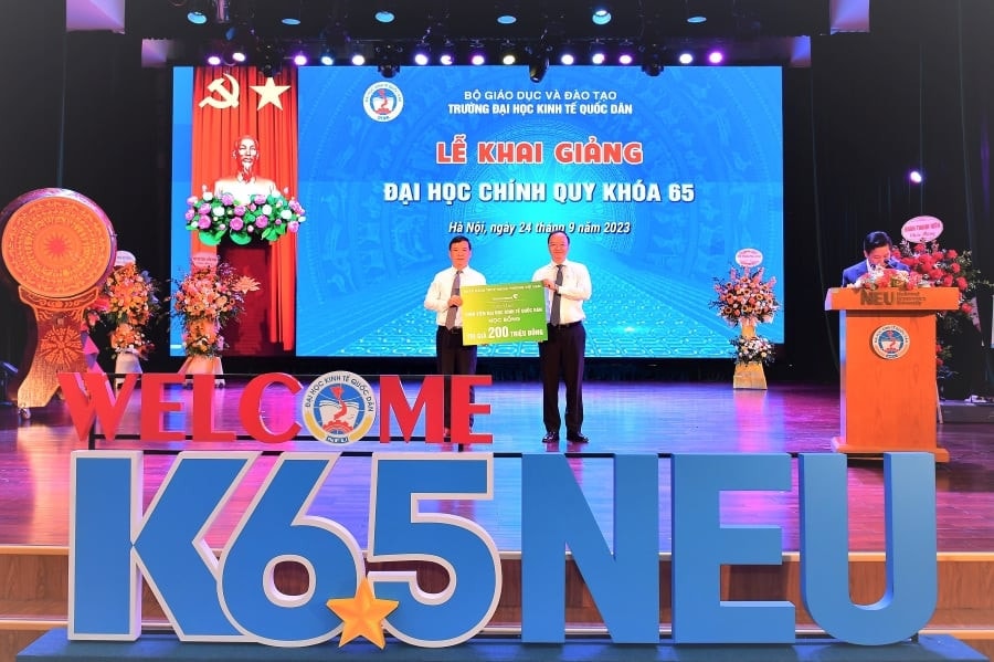 Ths. Lê Quang Vinh - Phó Tổng Giám đốc Vietcombank (bên phải) trao biển tượng trưng số tiền 200 triệu tặng sinh viên Trường đại học Kinh tế quốc dân cho PGS. TS, Bùi Huy Nhượng - Phó Hiệu trưởng Trường đại học KTQD. Ảnh: Vietcombank Vietcombank trao tặng 200 triệu đồng cho sinh viên Trường Đại học Kinh tế quốc dân -0
