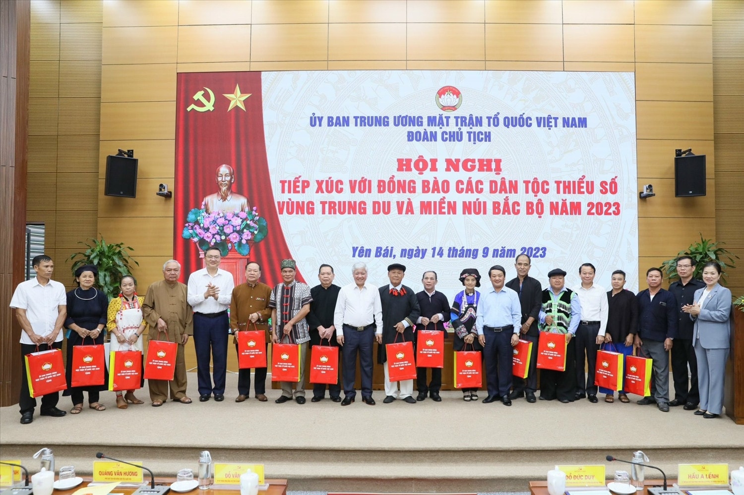 Bí thư Trung ương Đảng, Chủ tịch Uỷ ban Trung ương MTTQ Việt Nam Đỗ Văn Chiến; Bộ trưởng, Chủ nhiệm Ủy ban Dân tộc Hầu A Lềnh tặng quà cho các đại biểu tham dự Hội nghị - Ảnh: Quang Vinh