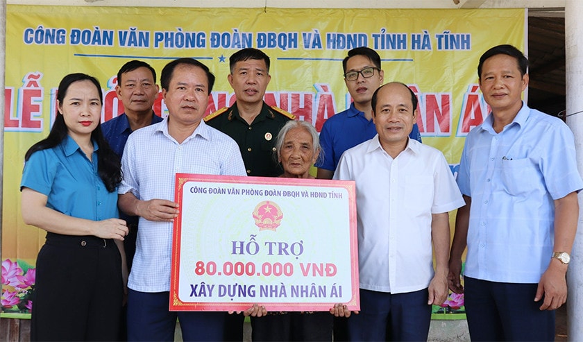 Công đoàn Văn phòng Đoàn ĐBQH và HĐND tỉnh Hà Tĩnh hỗ trợ xây nhà cho vợ liệt sỹ -0