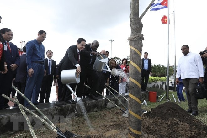 Chủ tịch Quốc hội Cuba dâng hoa tưởng niệm Lãnh tụ Fidel Castro tại Quảng Trị