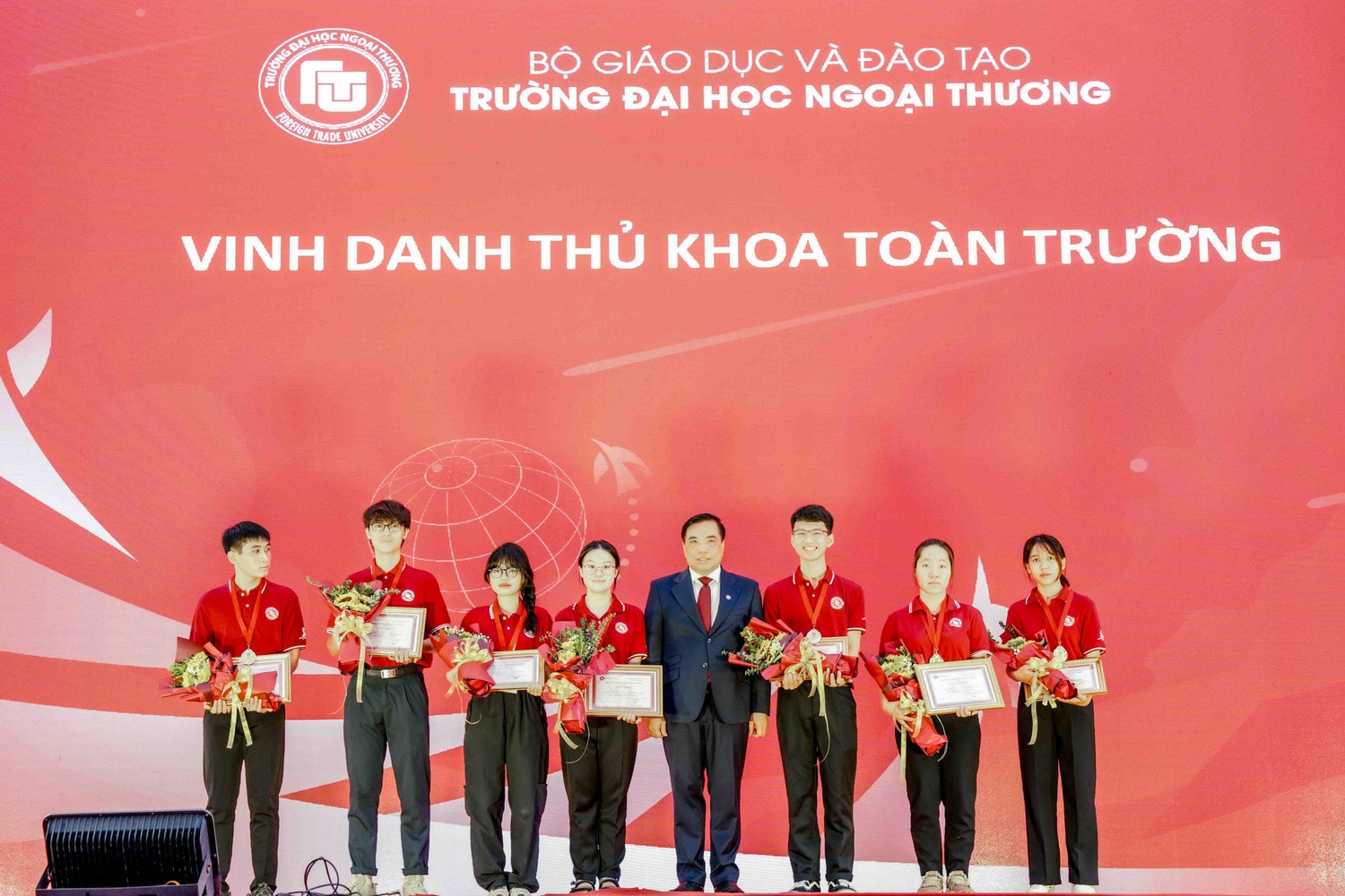 Trường ĐH Ngoại Thương tổ chức khai giảng năm học mới cho hơn 4000 tân sinh viên -0