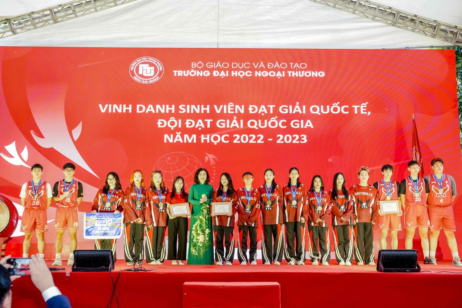 Trường ĐH Ngoại Thương tổ chức khai giảng năm học mới cho hơn 4000 tân sinh viên -0