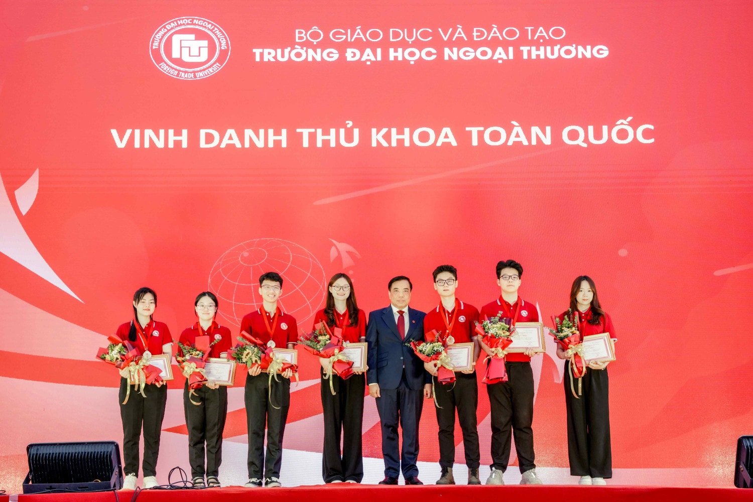 Trường ĐH Ngoại Thương tổ chức khai giảng năm học mới cho hơn 4000 tân sinh viên -0