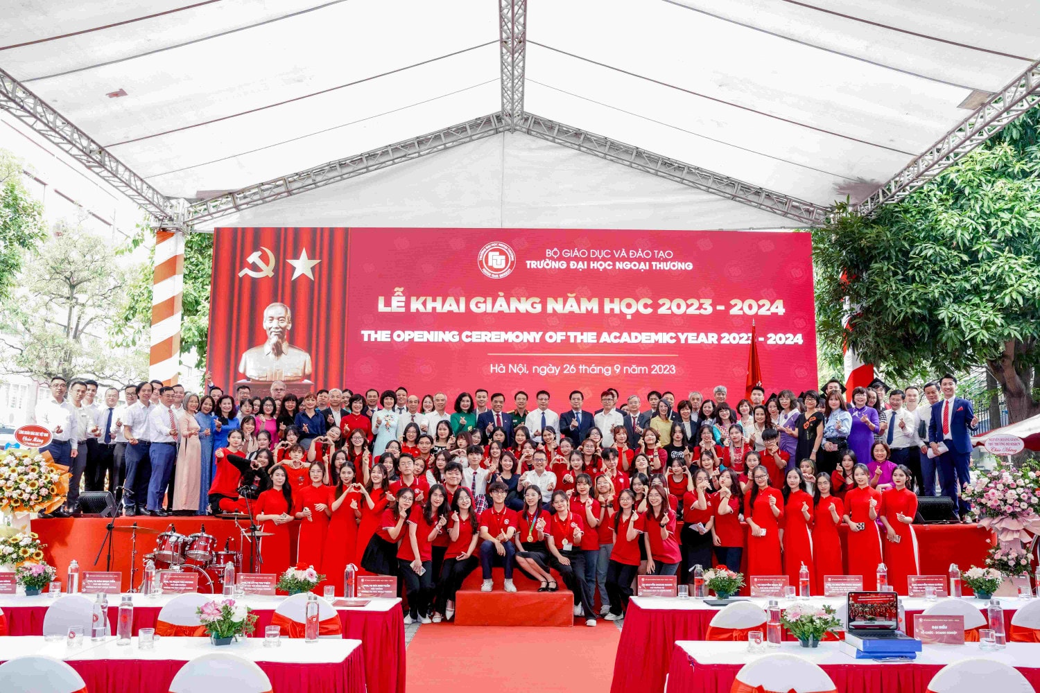 Trường ĐH Ngoại Thương tổ chức khai giảng năm học mới cho hơn 4000 tân sinh viên -0