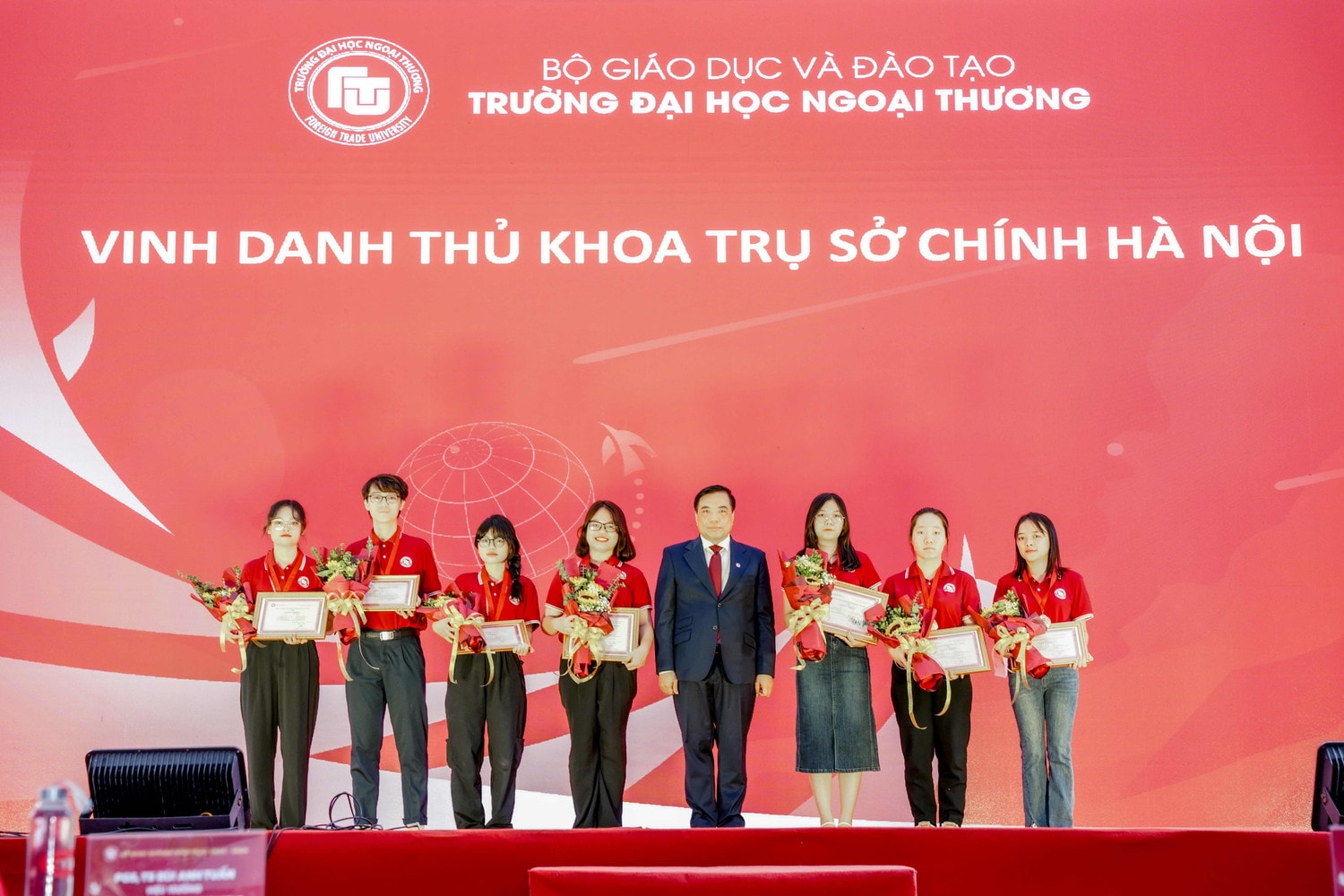 Trường ĐH Ngoại Thương tổ chức khai giảng năm học mới cho hơn 4000 tân sinh viên -0