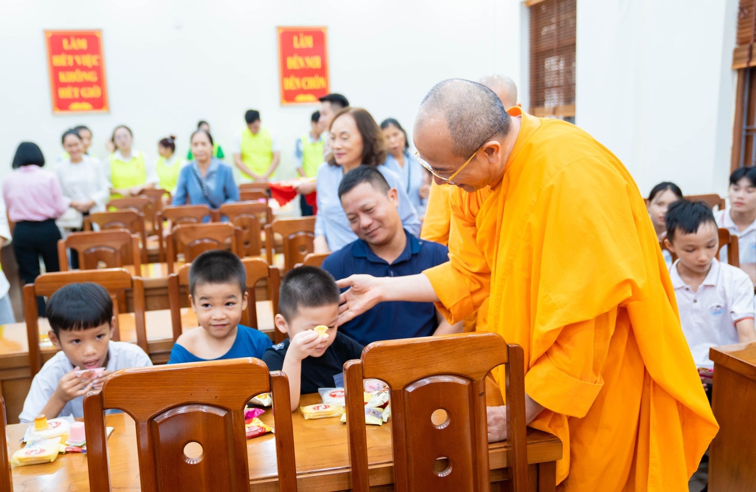 Chùa Ba Vàng trao tặng Công trình bức tranh tường và vỉa hè cho Cơ sở Bảo trợ, chăm sóc trẻ em có hoàn cảnh đặc biệt tỉnh Quảng Ninh -0