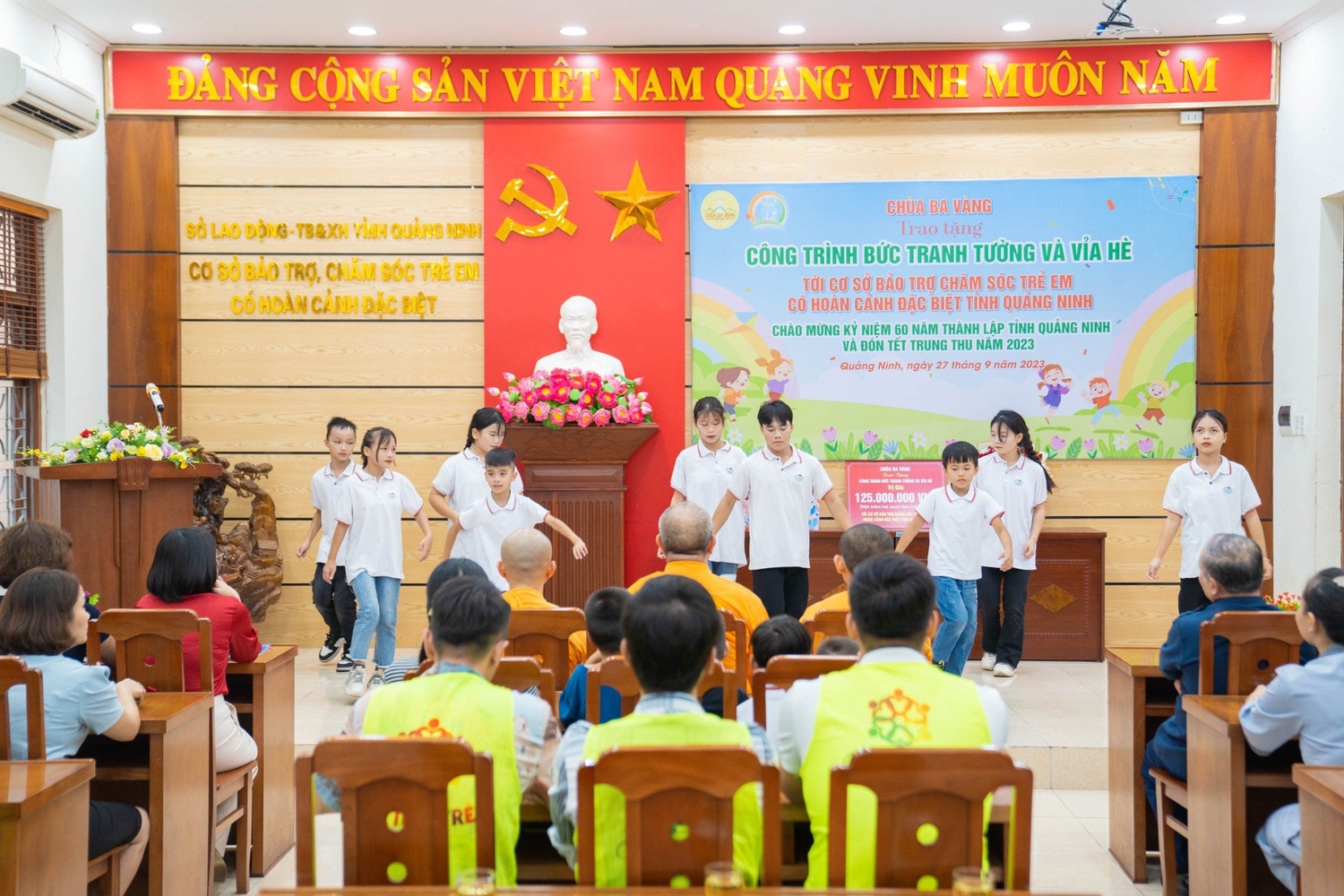 Chùa Ba Vàng trao tặng Công trình bức tranh tường và vỉa hè cho Cơ sở Bảo trợ, chăm sóc trẻ em có hoàn cảnh đặc biệt tỉnh Quảng Ninh -0