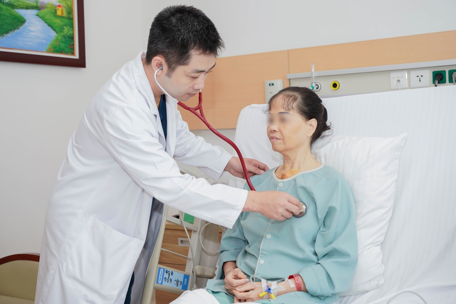 Nữ bệnh nhân vỡ tim nguy kịch, hai lần ngừng tuần hoàn được cứu sống kỳ diệu -0