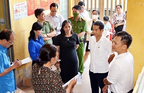 Chủ tịch HĐND tỉnh Đồng Nai Thái Bảo cùng lãnh đạo các sở, ban, ngành khảo sát một khu nhà trọ công nhân ở xã Tây Hòa, huyện Trảng Bom - ẢNH HẢI YẾN