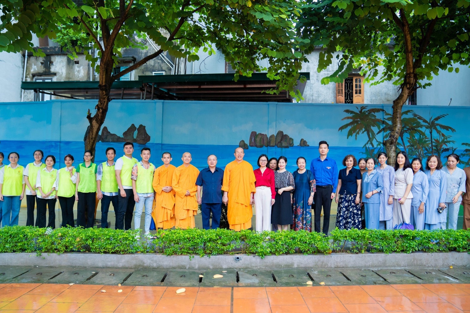 Chùa Ba Vàng trao tặng Công trình bức tranh tường và vỉa hè cho Cơ sở Bảo trợ, chăm sóc trẻ em có hoàn cảnh đặc biệt tỉnh Quảng Ninh -0