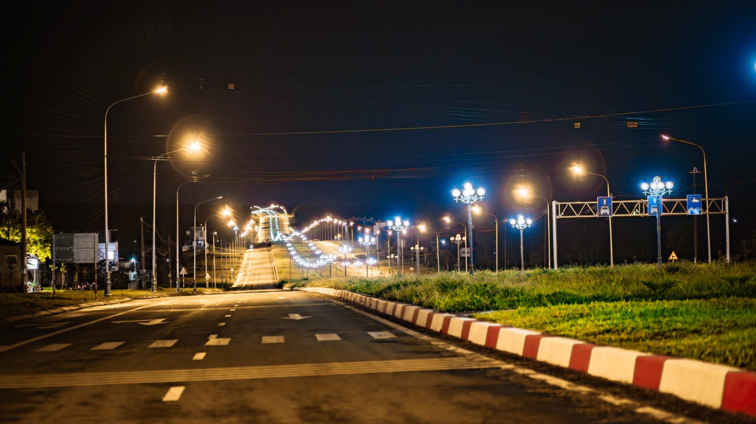 Trước khi hoàn thành, hệ thống điện chiếu sáng đường Võ Nguyên Giáp đã đóng đèn, vận hành thử nghiệm. Đây là tuyến đường được đầu tư có hệ thống chiếu sáng dài nhất thành phố Buôn Ma Thuột. Buôn Mê Thuột: Cận cảnh đường Võ Nguyễn Giáp trước ngày hoàn thành -0