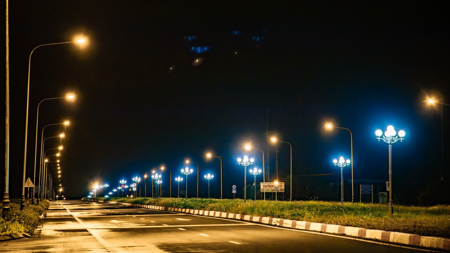 Ngay khi hoạt động, hệ thống đèn chiếu sáng trên đường Võ Nguyên Giáp dài 6,9km sẽ kết nối với hệ thống đèn sẵn có trên đường Lê Duẩn và đường Đam San vào cảng hàng không Buôn Ma Thuột. Buôn Mê Thuột: Cận cảnh đường Võ Nguyễn Giáp trước ngày hoàn thành -0