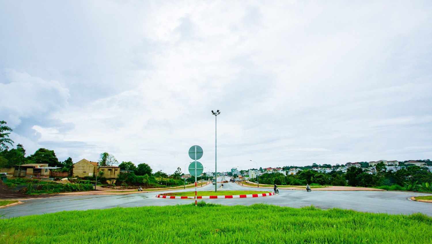 Theo Chủ đầu tư và Nhà thầu việc thi công đường Đông Tây, thành phố Buôn Ma Thuột trải qua nhiều khó khăn với thiếu nguồn vốn trung ương cấp từ năm 2015 đến 2021, giải phóng mặt bằng chậm, với 4 đợt đại dịch Covid-19, giá nguyên vật liệu tăng cao, điều kiện thời tiết khắc nhiệt với mùa mưa Tây Nguyên kéo dài từ tháng 5 đến tháng 11 hàng năm cũng cản trợ công tác thi công đạt tiến độ. Buôn Mê Thuột: Cận cảnh đường Võ Nguyễn Giáp trước ngày hoàn thành -0