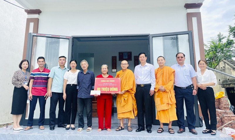 Lãnh đạo UBND TP Uông Bí và đại diện các đoàn thể, tăng ni trao kinh phí xóa nhà tạm, nhà dột nát cho người dân trên địa bàn - ảnh: Tuấn Nguyên