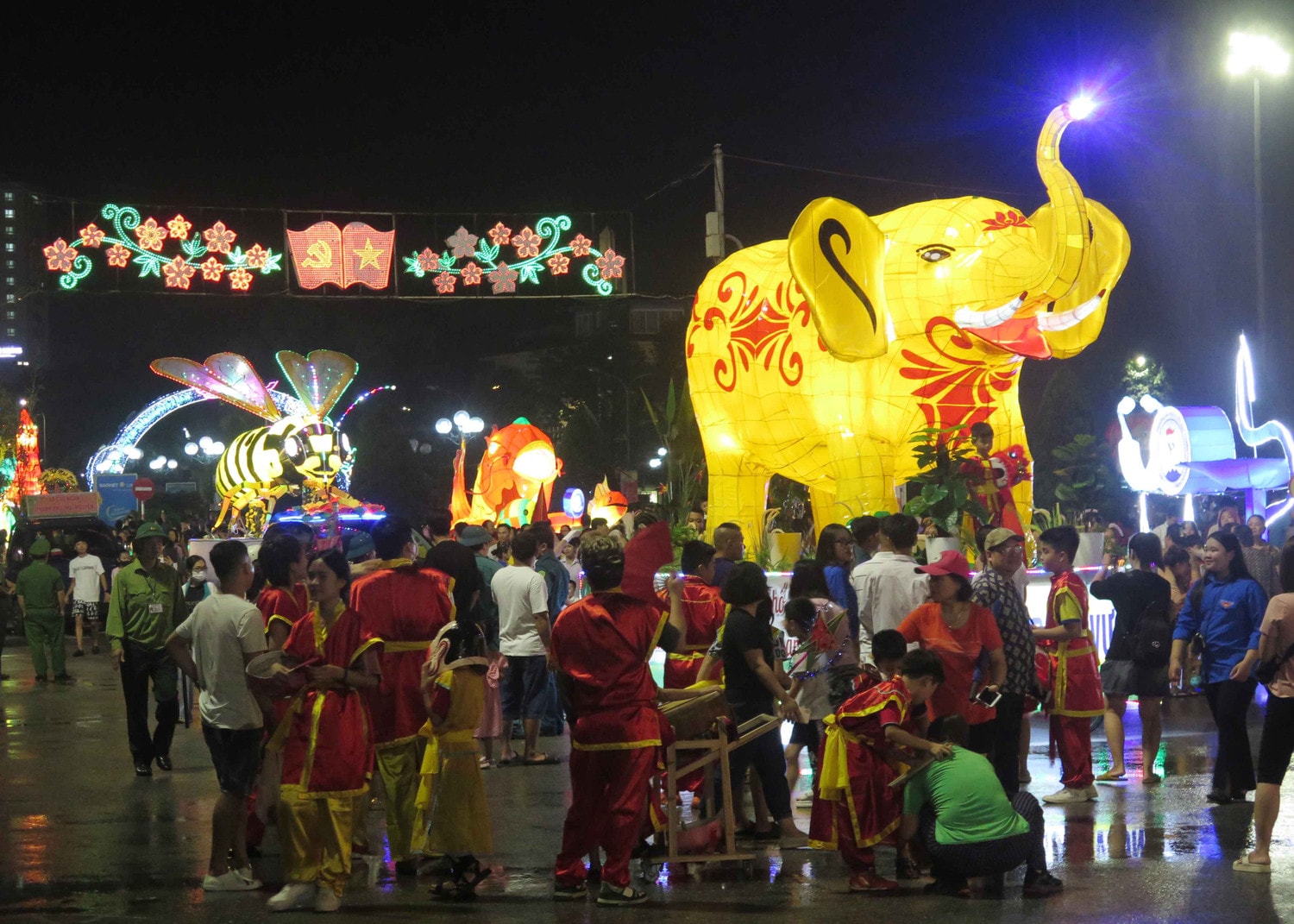 Độc đáo đêm hội Trung thu xứ Trà và Chương trình nghệ thuật đường phố -0